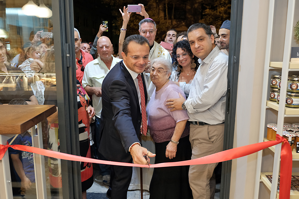 L'inaugurazione dei nuovi locali in via Garibaldi col sindaco Cateno De Luca